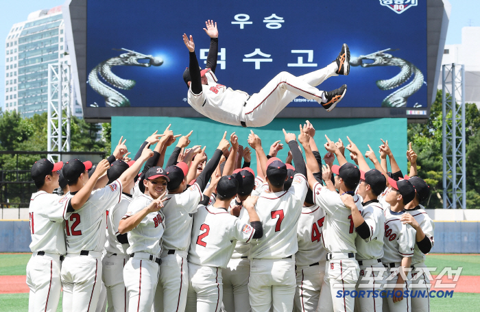  Director Jung Yoon-jin receives Deoksu's victory
