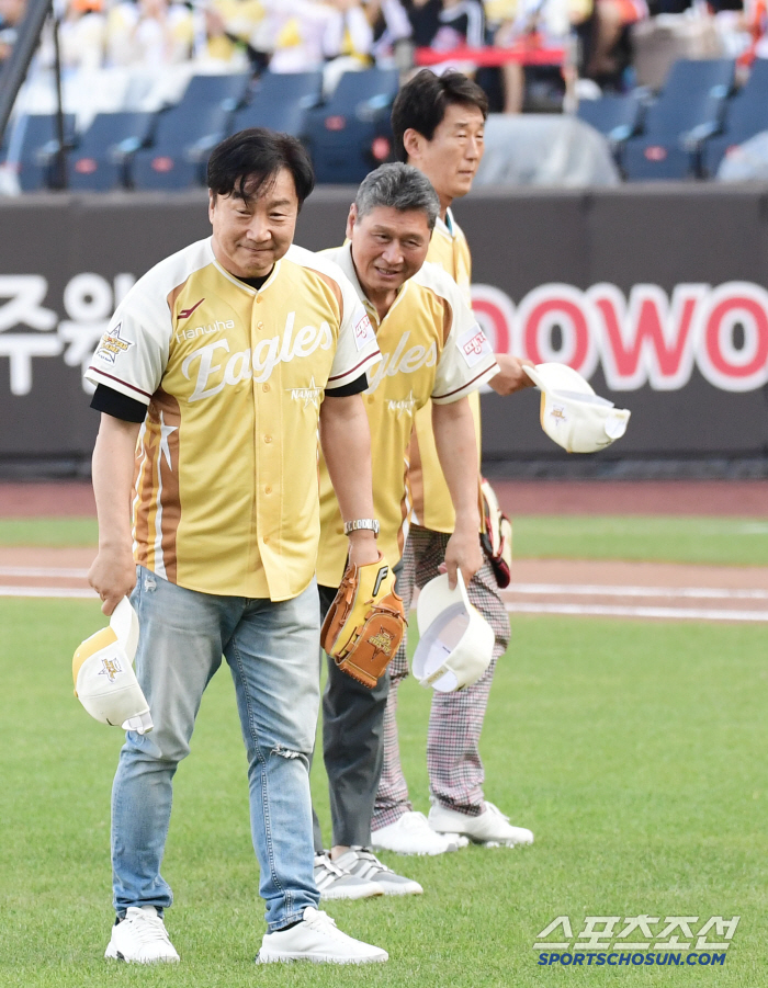  Hanwha legend Kim Sang-guk, who threw a surprise first pitch for the All-Star Game, is Kang Won-han
