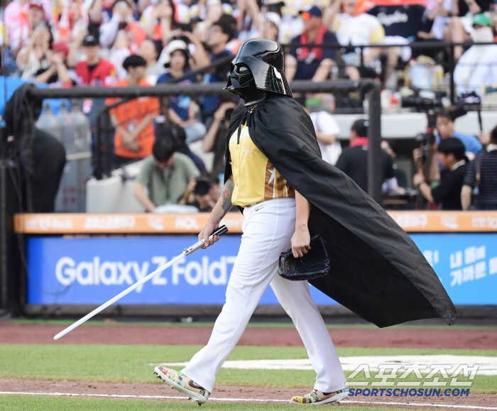  Hanwha Ponce who appeared in Star Wars costume