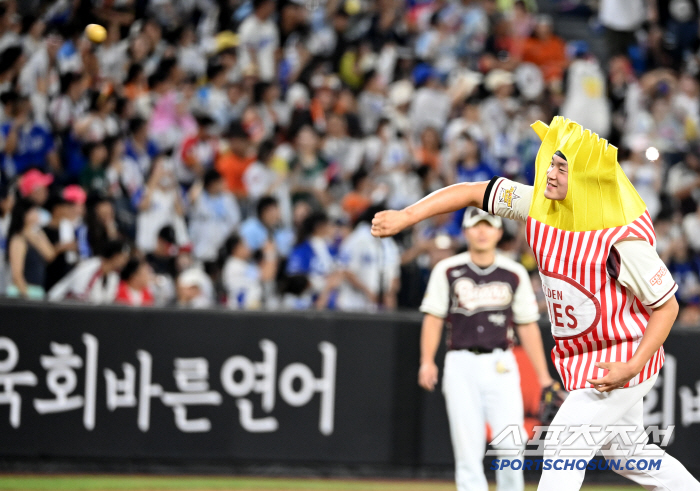  Hoseung is good at throwing potatoes