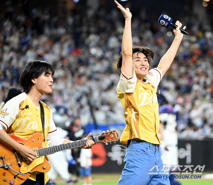  Jannabi Choi Jung-hoon and Kim Do-hyung greet at Daejeon All-Star Game