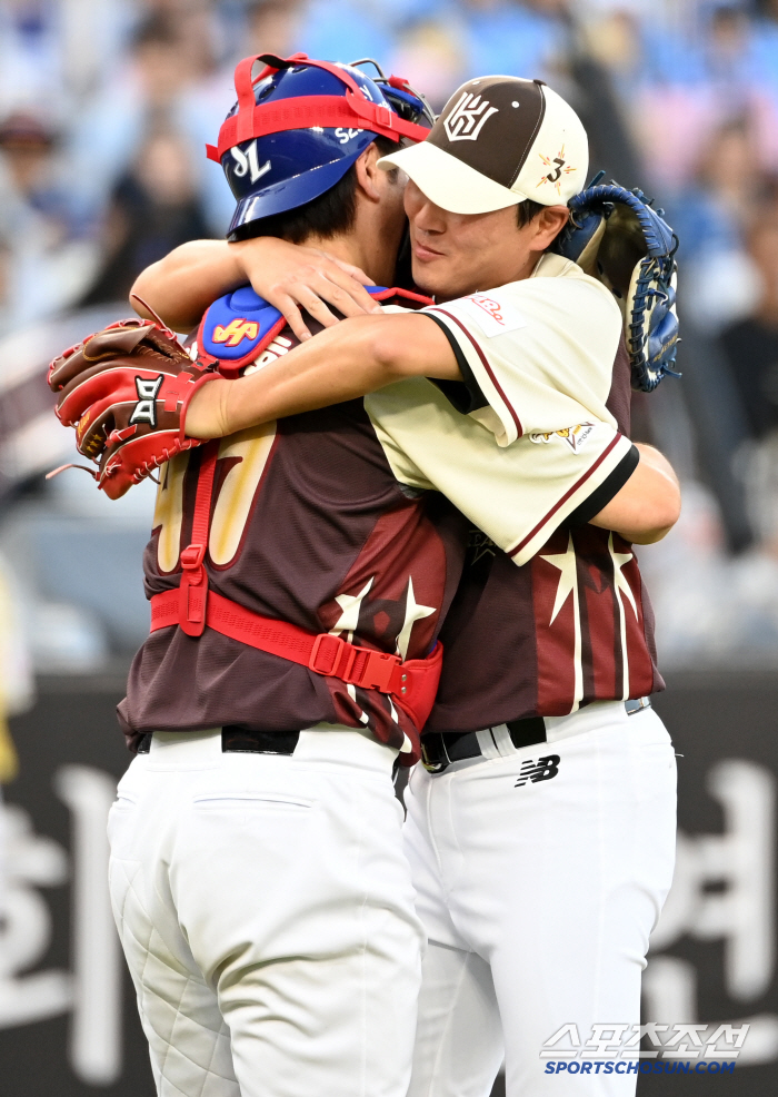  Kang Min Ho and Gyu Min. Unchanging friendship