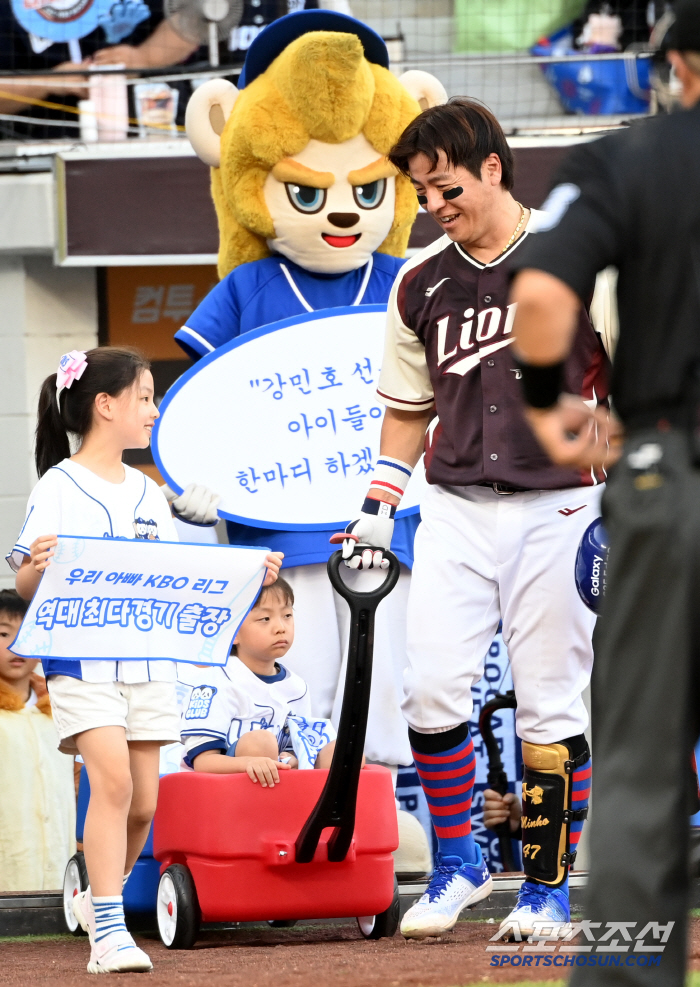  Kang Minho, with cute kids