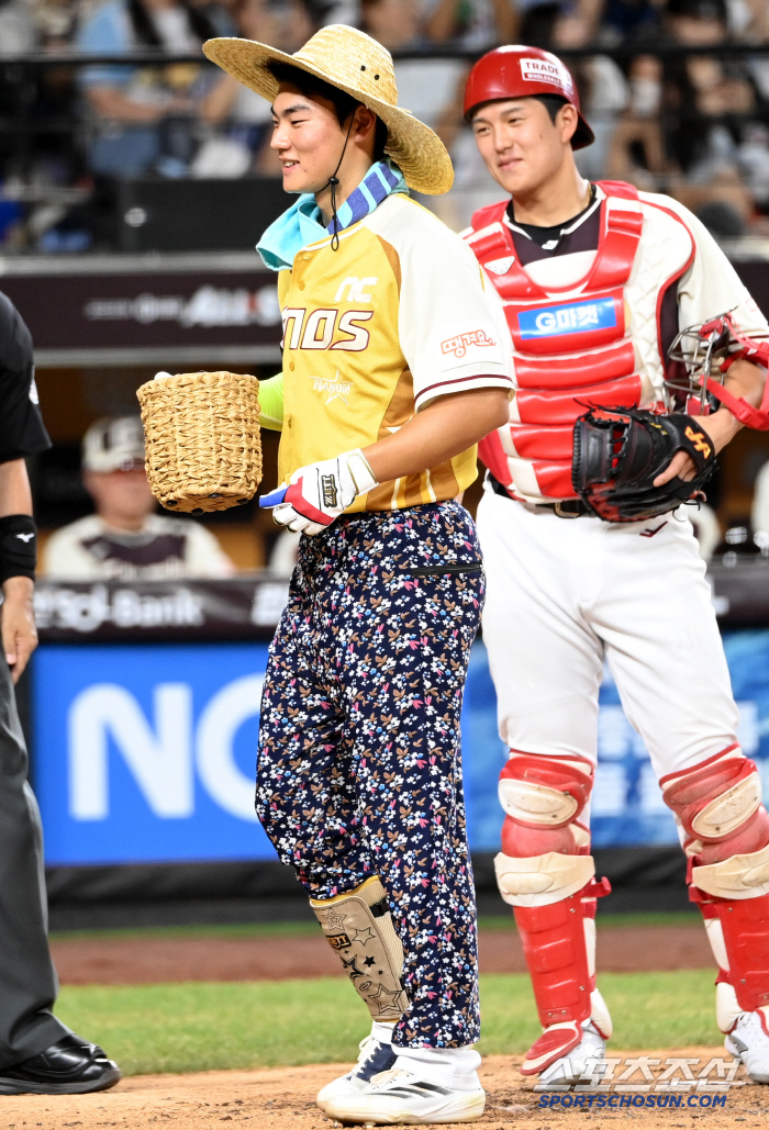  Kim Juwon, who digs potatoes