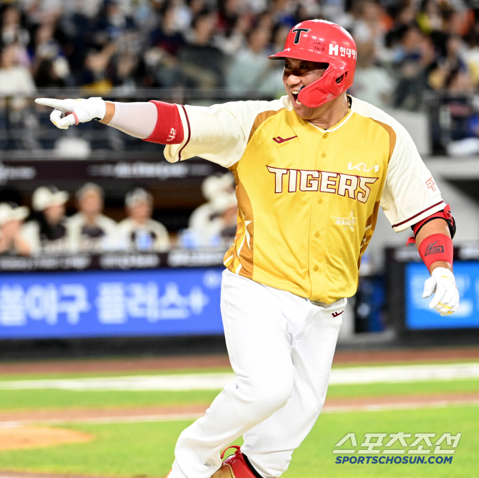  Kim Tae-gun, cheer after hitting a solo shot