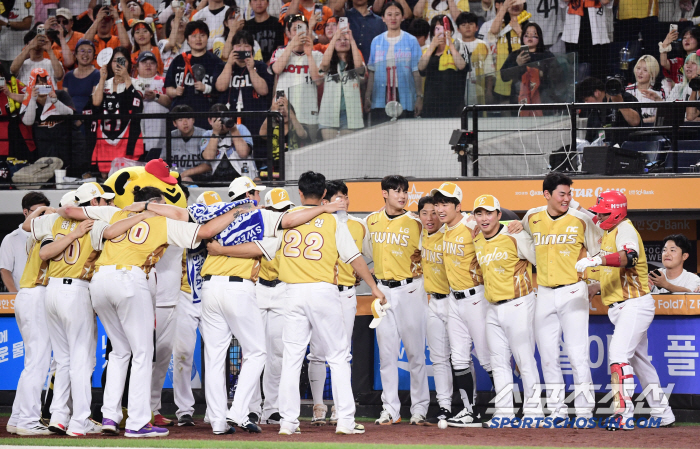  Kim Tae-gun's solo shot. A happy ceremony