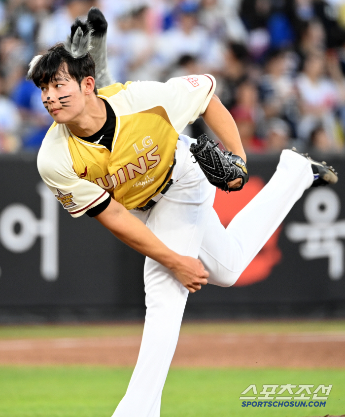  Kim Youngwoo, fighting hard with wolf ears and tail