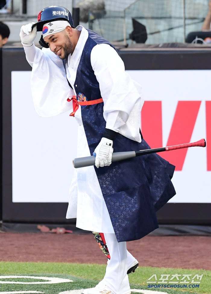  Korean foreign Reyes Appears in Hanbok