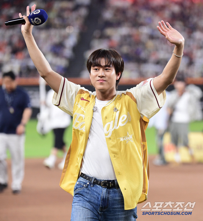  Lee Moo-jin's All-Star Game celebratory stage in front of baseball fans