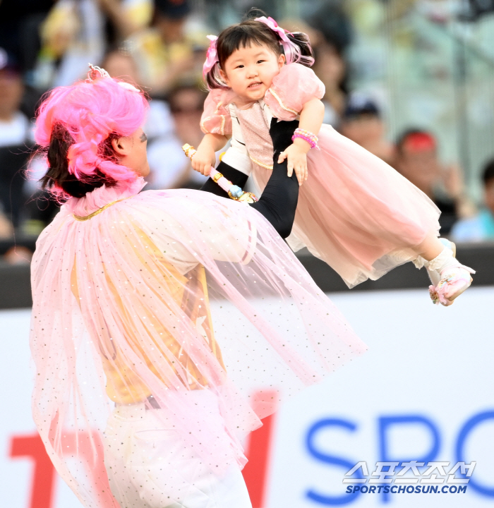  Park Chan-ho, happy smile with his daughter