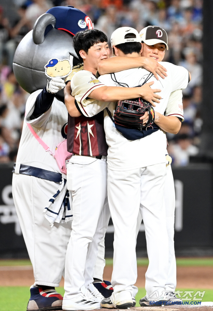  Park Chi-guk and Oh Myung-jin hugging Kim Taek-yeon