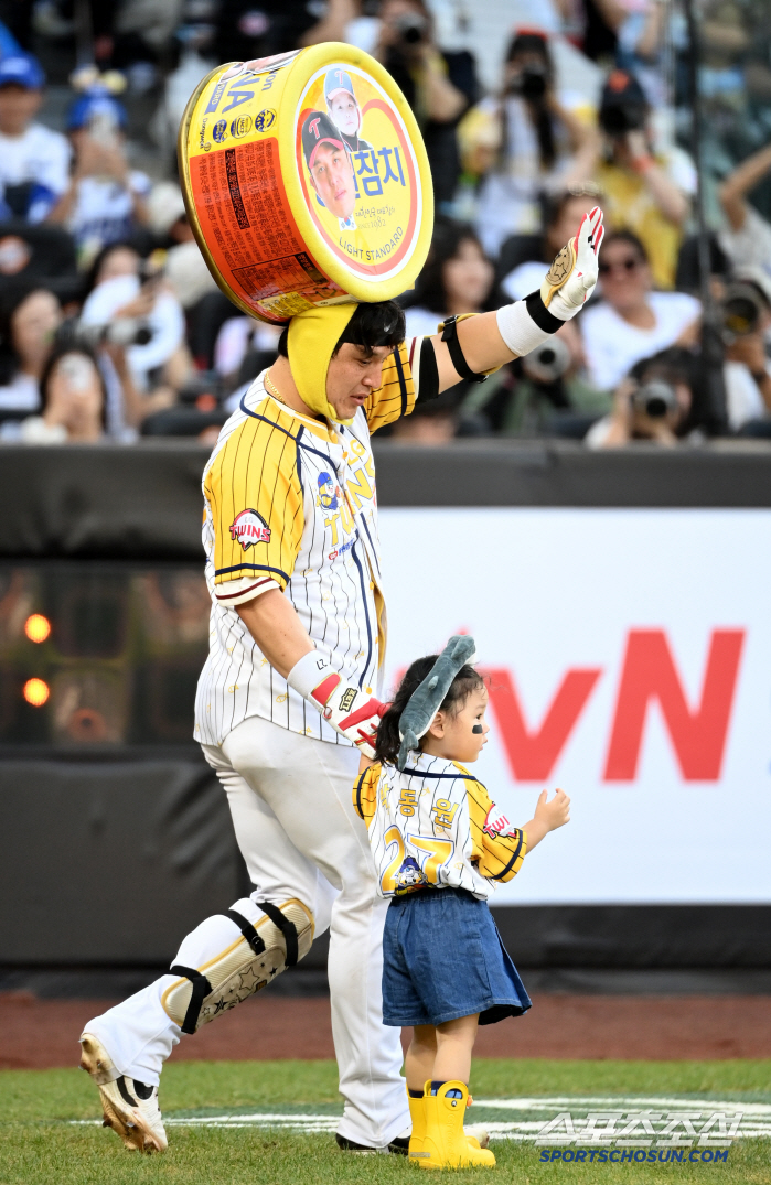  Park Dong-won wearing a tuna can hat, baby tuna Chae-yi