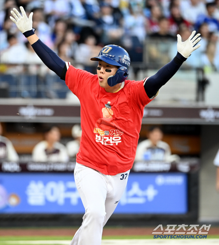  Park Gunwoo cheers after hitting a hit