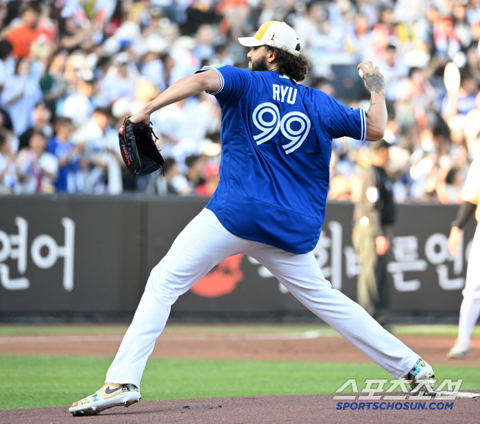  Ponce wears Ryu Hyun-jin's Blue Jays uniform