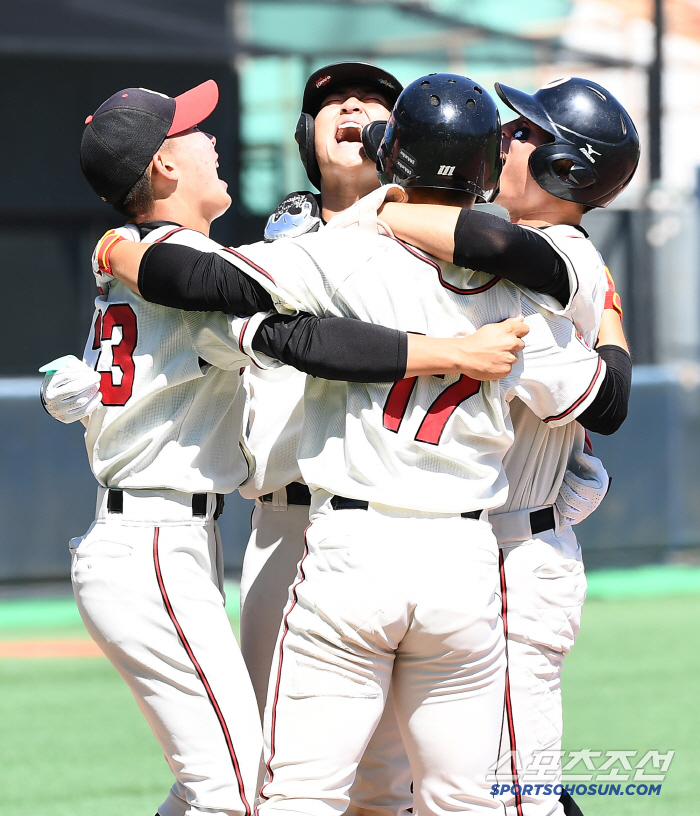  Seol Jae-min's two-run shot, players hugging and cheering