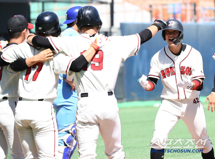  Seol Jaemin, a fan who made a two-run shot