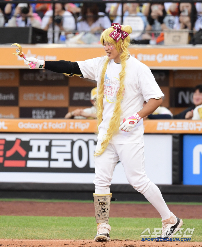  Song Seong-moon, Captain Moon, transformed