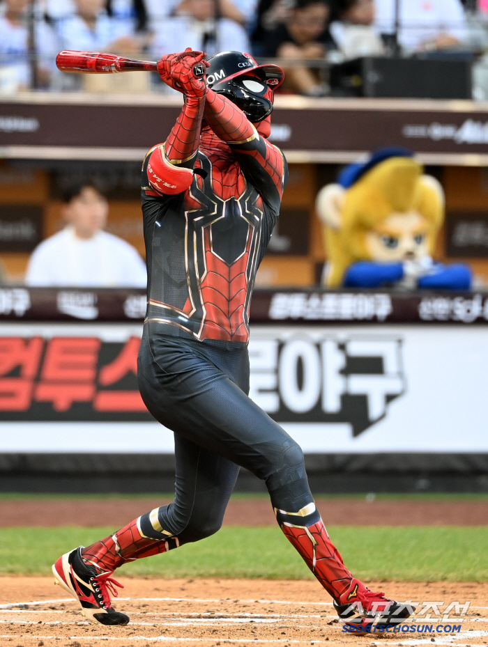  Spider-Man Park Hae-min's powerful swing