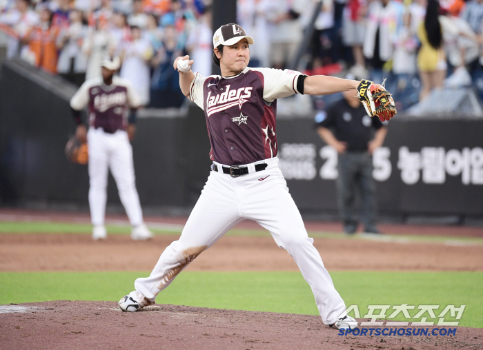  SSG Choi Jeong climbs to the mound and throws a powerful pitch