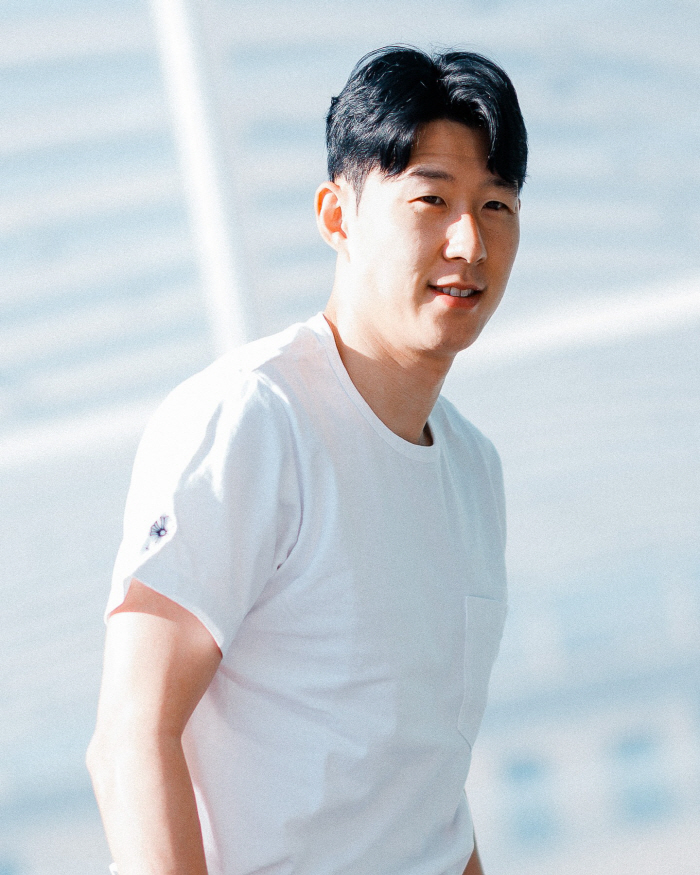 Soccer's super awesome! GOODBYE Son Heung-min is not here this summer, so he can't leave. Frank, SON will be desperate to stay