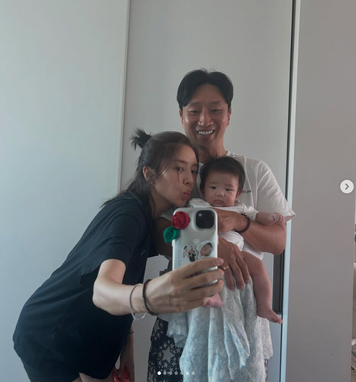 Son Dambi, on the phone case ♥Hae-deok-ji..a novice mom who is a fan of her family