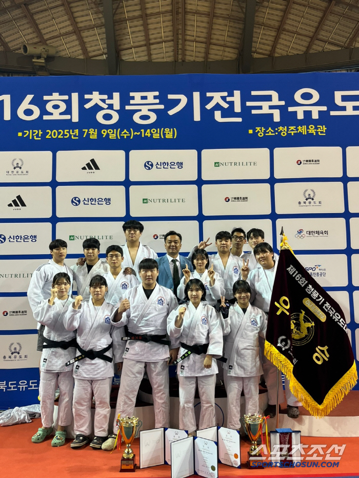Women's Judo Saebyeol Masan University Jeong Seon-ah won the second consecutive title, Cheong-gi Women's University 78kg class...Director Bae Jae-jin won the Best Leader Award