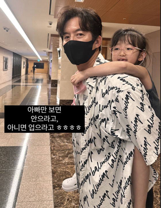 55-year-old Jung Joon-ho's six-year-old daughter on his back and rescue eyes.My daughter is just happy to be eaten