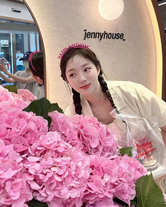 CHAE SOOBIN, who's the flower?Even on his 31st birthday, he's still adorable