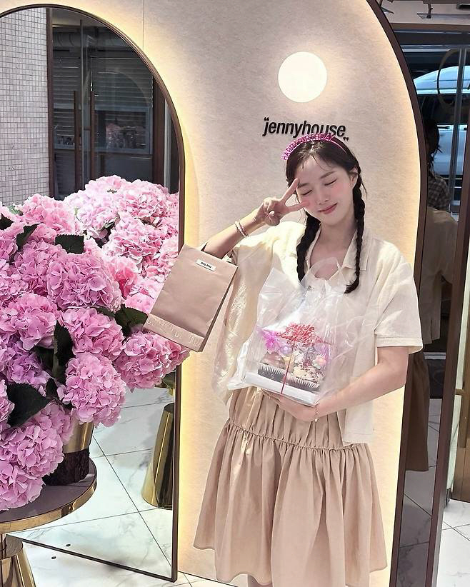 CHAE SOOBIN, who's the flower?Even on his 31st birthday, he's still adorable