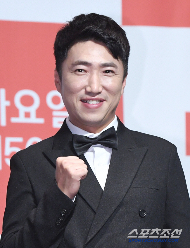 Chang Dong-min, an environmental inventor, kicked the money cushion with a favor. He rejected the offer of a large company
