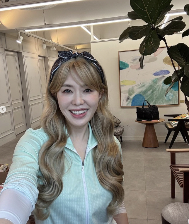 Ha Hee-ra made a drastic change in blonde hair 44 years after her debut...Like a doll in her 20s