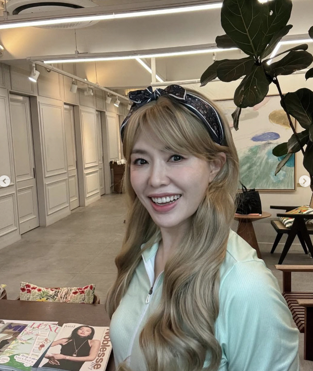 Ha Hee-ra made a drastic change in blonde hair 44 years after her debut...Like a doll in her 20s