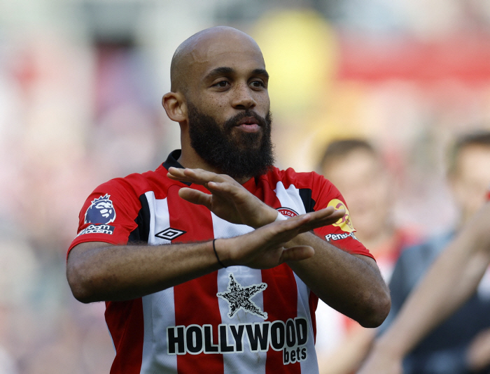Hey, we go to Manchester United! I don't even want to go to any other teamManchester's single-minded striker refuses to talk to other teams