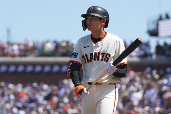 If it was ABS, it would be a ball! Lee Jung-hoo, who bowed his head, was beaten by the absurd exit zone → The 112m barrel hit by a rookie strikeout is in front of the fielder. an ill-fated day
