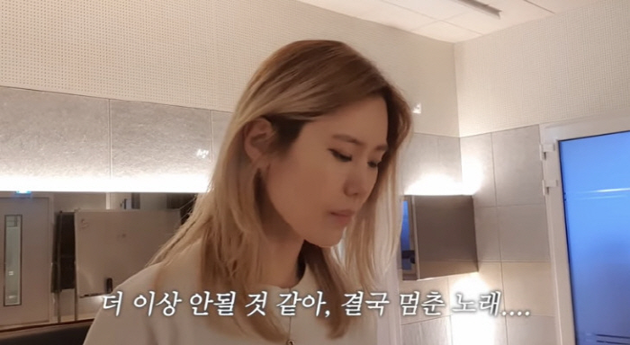 Kim Yeon-ji, she's been frustrated after vocal cord surgery. She can't sing