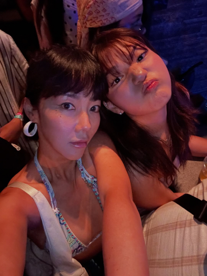 Lee Beom-soo divorced Lee Yun-jin's daughter So-eul, is she 14 years old?Wearing a tube top with a bold look and showing off your maturity