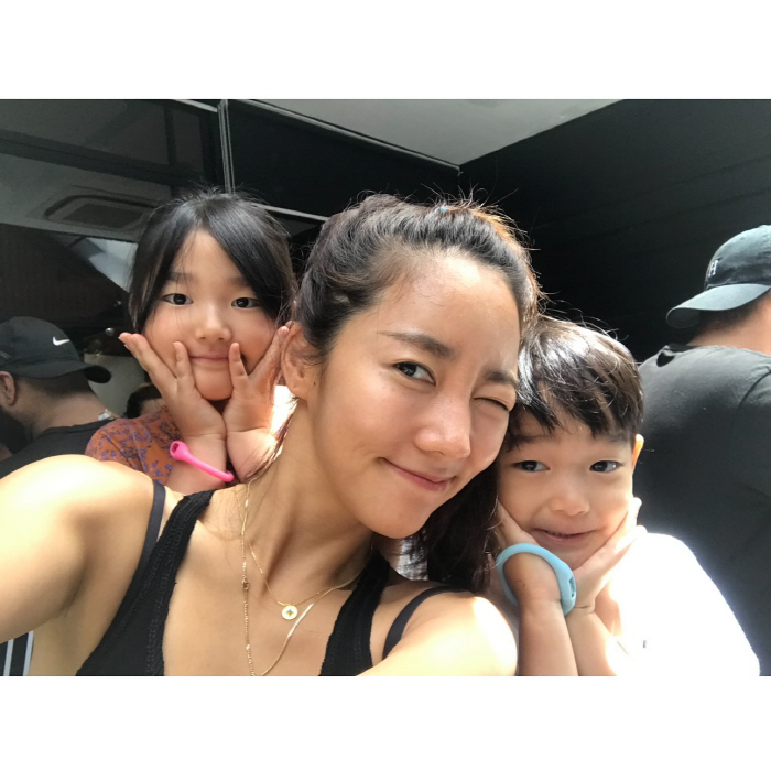 Lee Beom-soo divorced Lee Yun-jin's daughter So-eul, is she 14 years old?Wearing a tube top with a bold look and showing off your maturity