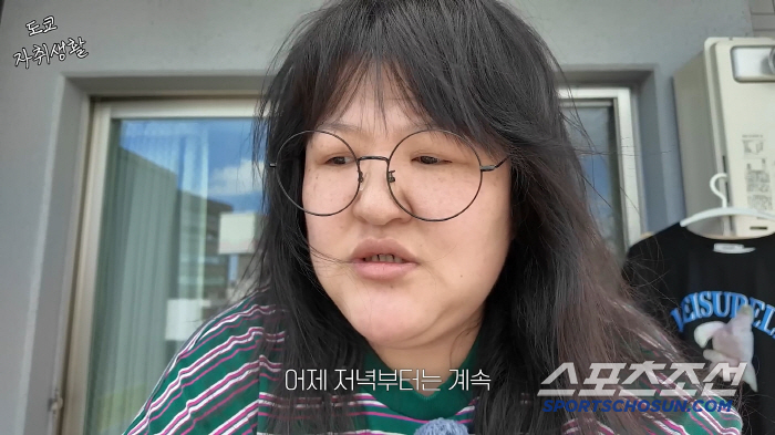 Lee Kuk-joo, the owner of the building, was embarrassed by the unexpected pain in the room of 9 pyeong...a fright on one's haggard face