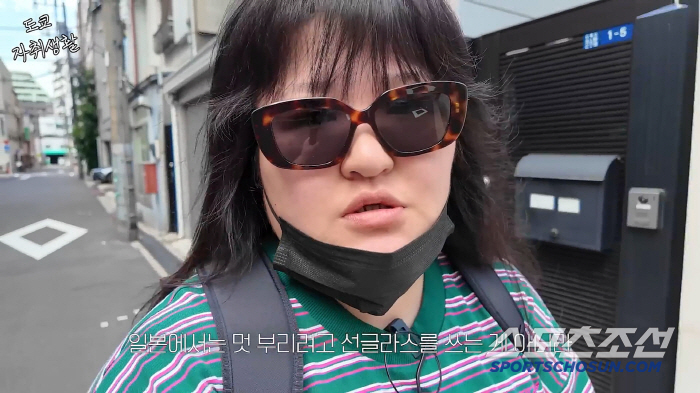 Lee Kuk-joo, the owner of the building, was embarrassed by the unexpected pain in the room of 9 pyeong...a fright on one's haggard face