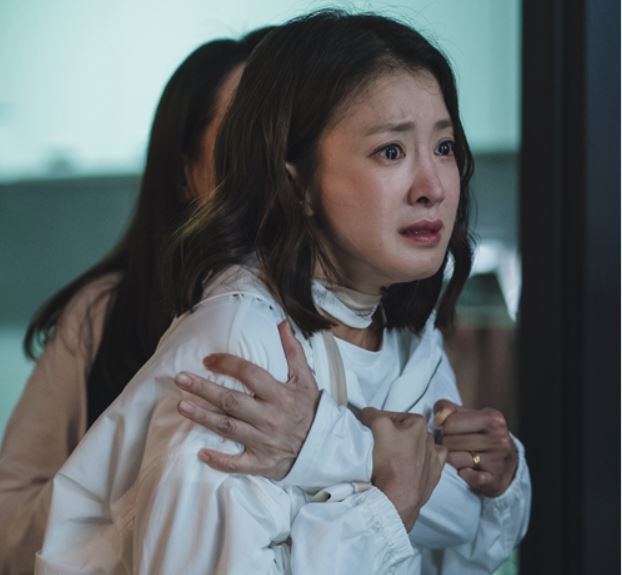 Lee Si-young, who confessed to her second pregnancy, even covered up a raw egg...an unabashed display of enthusiasm (Salon de Holmes)