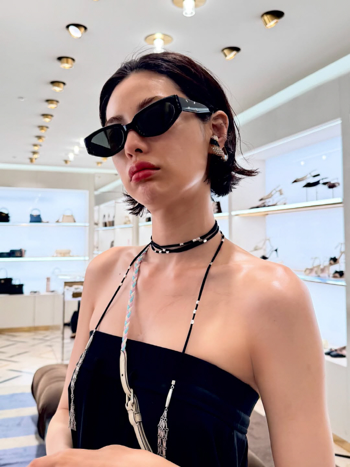 Nana, smooth shoulders with no scars...You took a photo shoot alone at the store. 