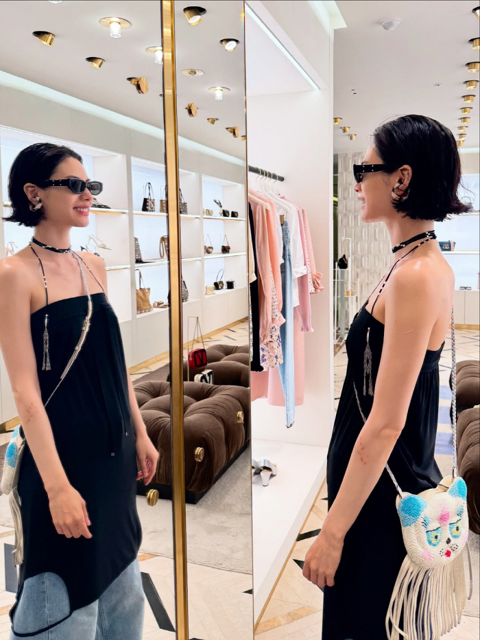 Nana, smooth shoulders with no scars...You took a photo shoot alone at the store. 