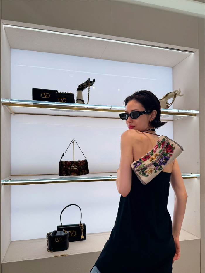 Nana, smooth shoulders with no scars...You took a photo shoot alone at the store. 