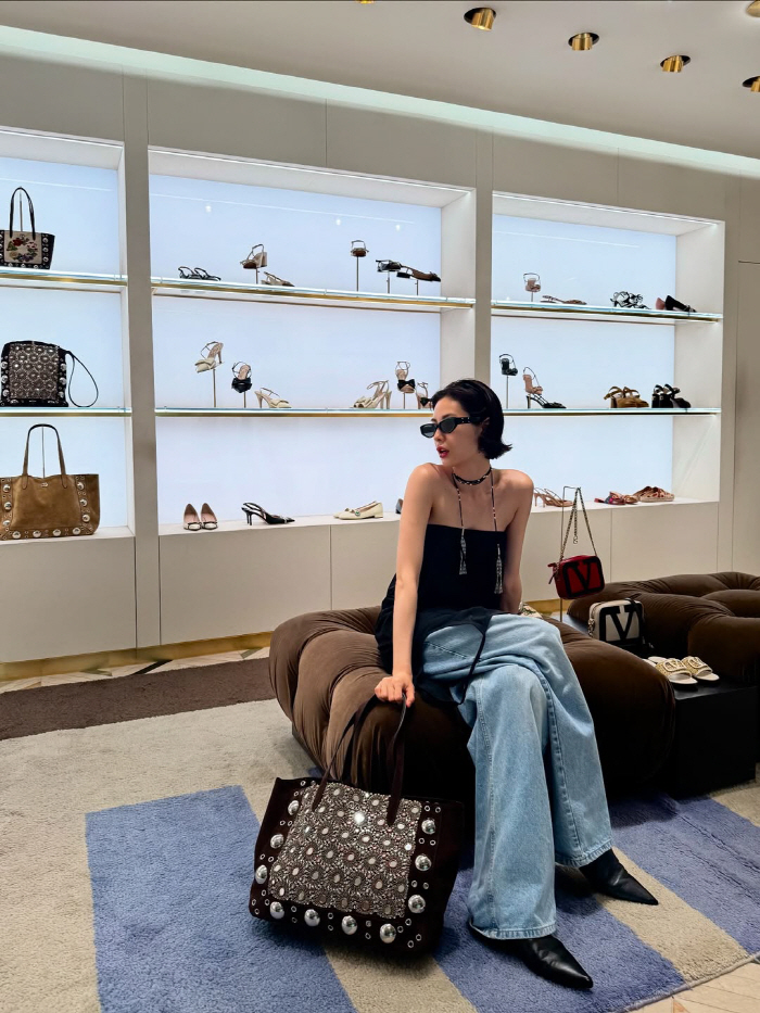 Nana, smooth shoulders with no scars...You took a photo shoot alone at the store. 