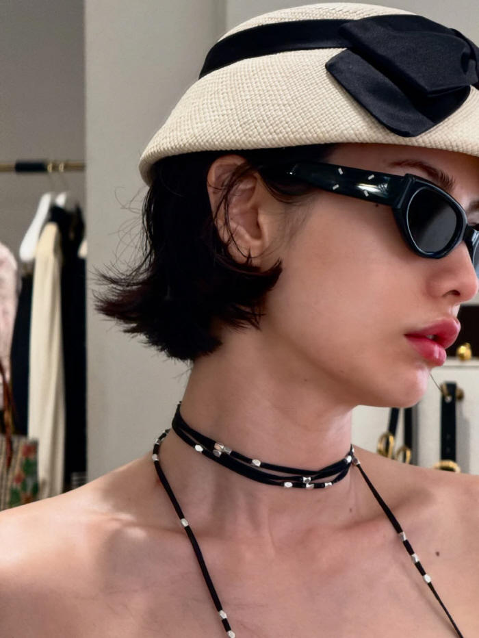 Nana, smooth shoulders with no scars...You took a photo shoot alone at the store. 