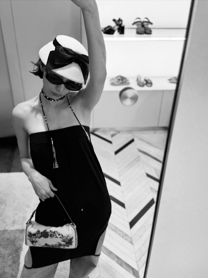 Nana, smooth shoulders with no scars...You took a photo shoot alone at the store. 