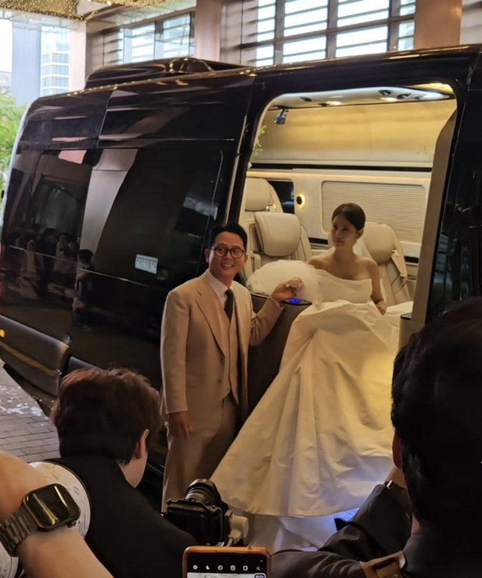 New bride Kim Jun-ho, ♥ Kim Jimin holding hands and exploding with smiles...I'm glad I got married