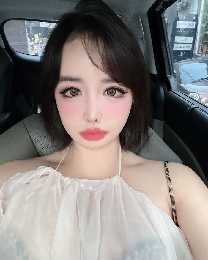 Park Bom, after losing 11kg, can't give up her over-lip despite her no-filter volume and body