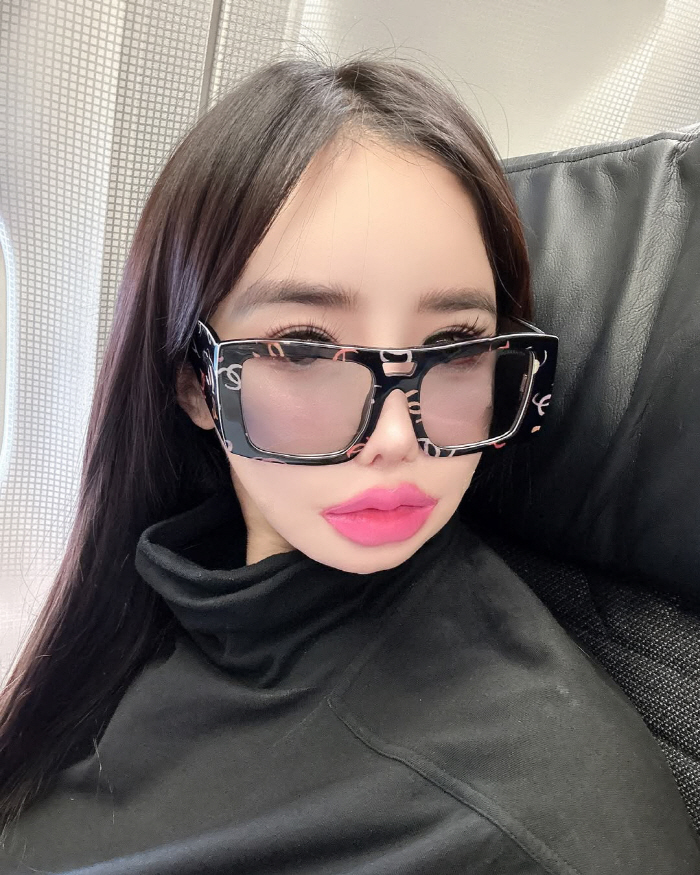 Park Bom, after losing 11kg, can't give up her over-lip despite her no-filter volume and body