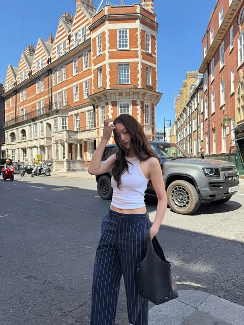  'It's brighter than the sun' Crystal (Jeong Soo-jeong), fashion point on the streets of London
